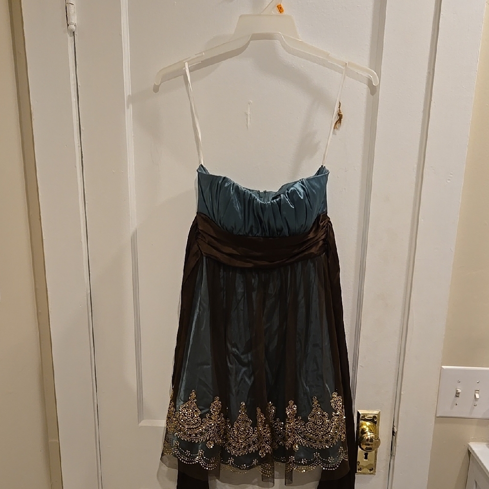 Elegant Emarald and Brown Dress with Gold Embroidery